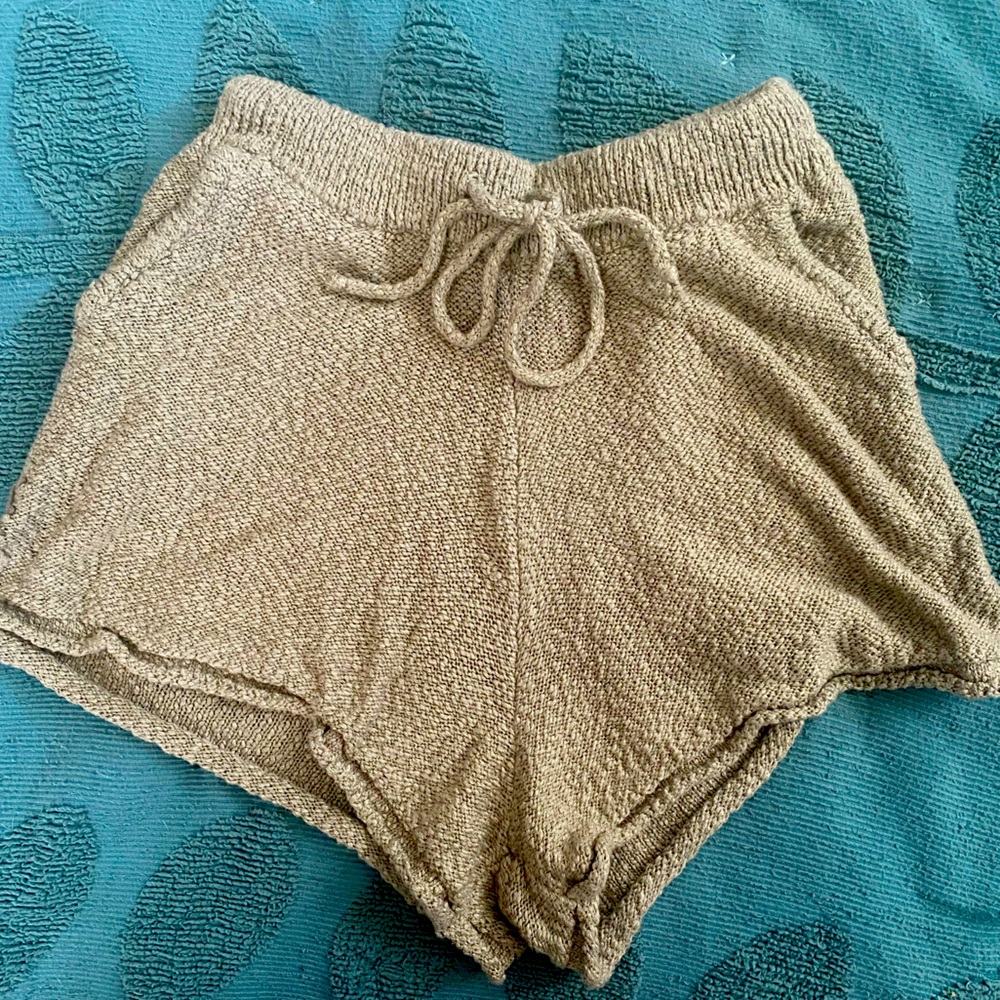 LOVERICHE. High- waisted green shorts. Size Medium.